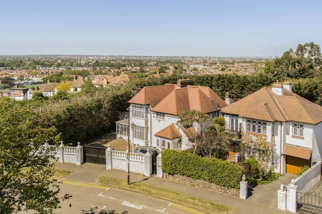 Property photo 2 of 11