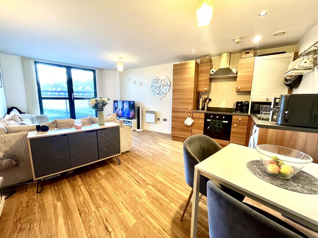 Property photo 2 of 11 Lounge