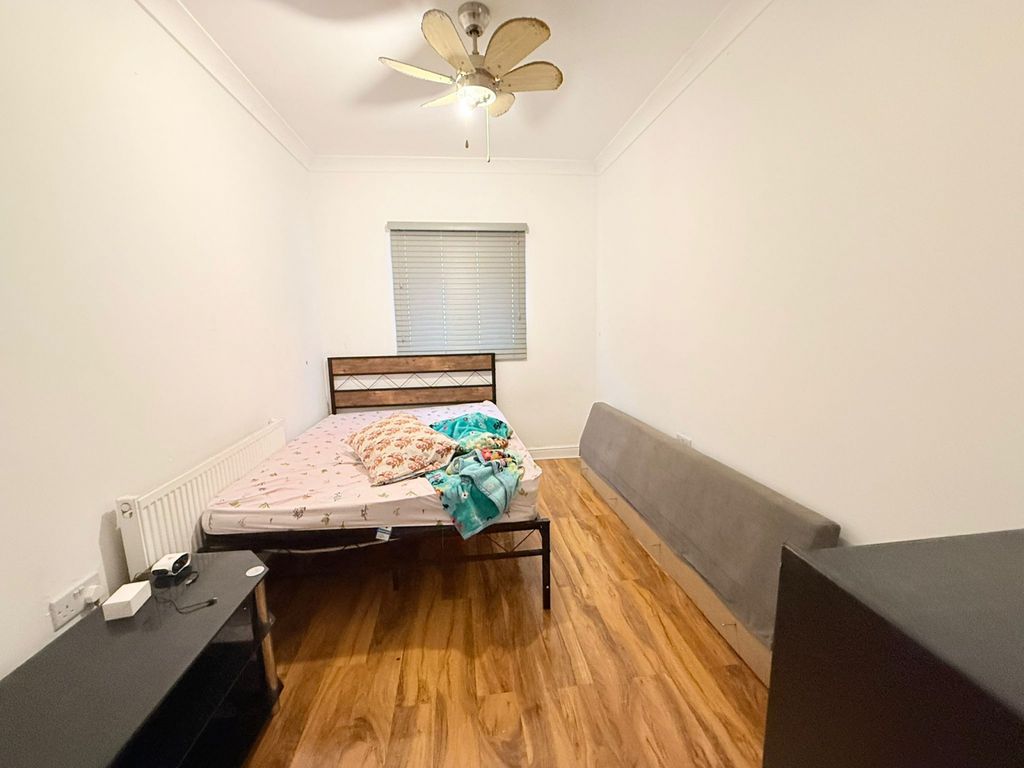 Property photo 1 of 4 Double Bedroom Ideal For Couple- Ilford-850£