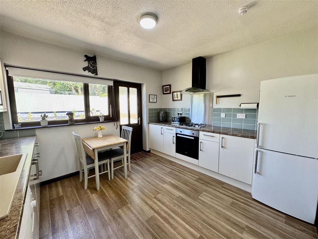 Property photo 3 of 19 Kitchen