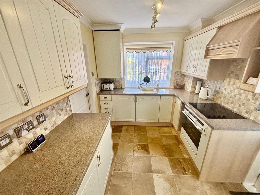 Property photo 3 of 20 Fitted Kitchen: