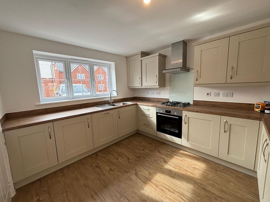 Property photo 3 of 11 Kitchen