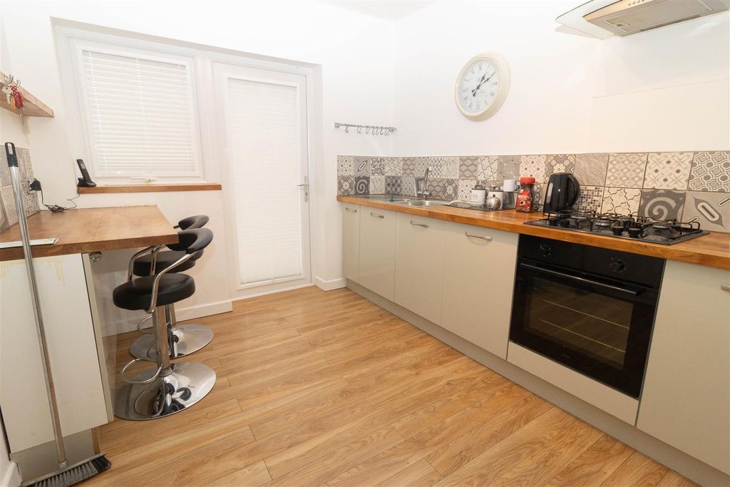 Property photo 3 of 7 Kitchen