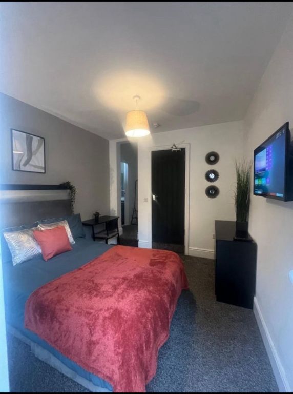 Property photo 3 of 8 A Cozy Double Bedroom Featuring A Comfortable Bed ...
