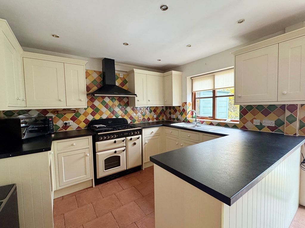 Property photo 3 of 11 Kitchen