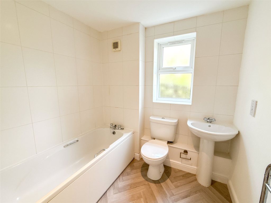 Property photo 3 of 19 Bathroom