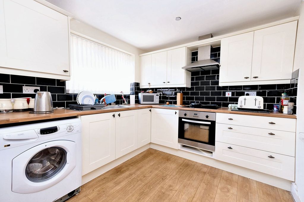 Property photo 2 of 11 Photo 4