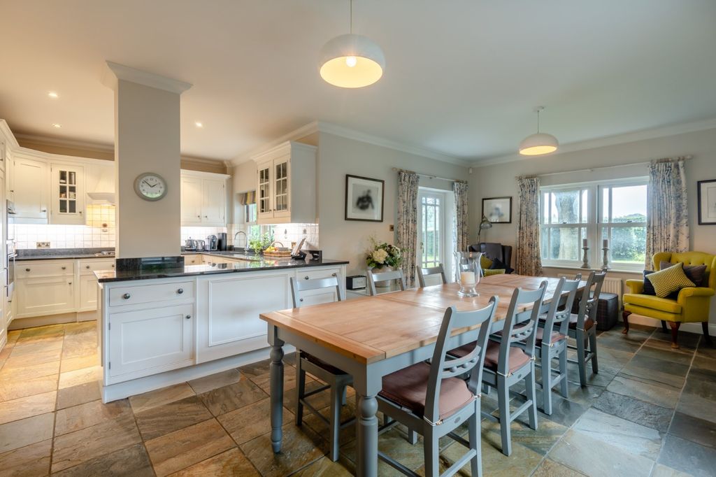 Property photo 3 of 20 Kitchen/Dining