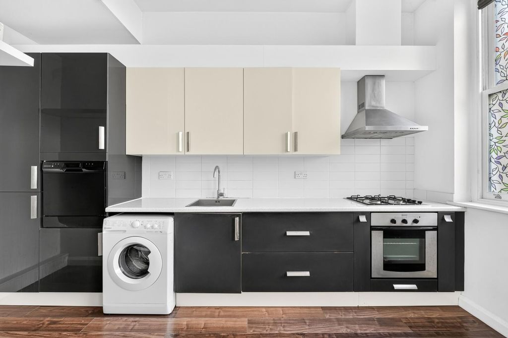 Property photo 3 of 10 Kitchen