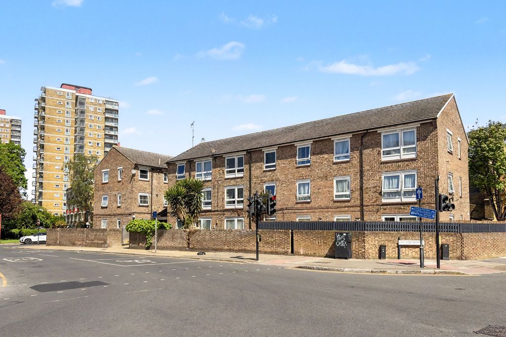 Property photo 2 of 9 Flat 15 Birtwhistle House, 150 Parnell Road, Tower Hamlet, London E3 2Jy