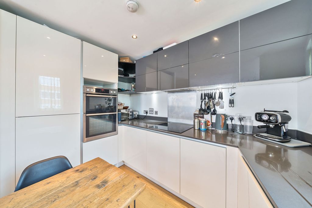 Property photo 3 of 17 Kitchen