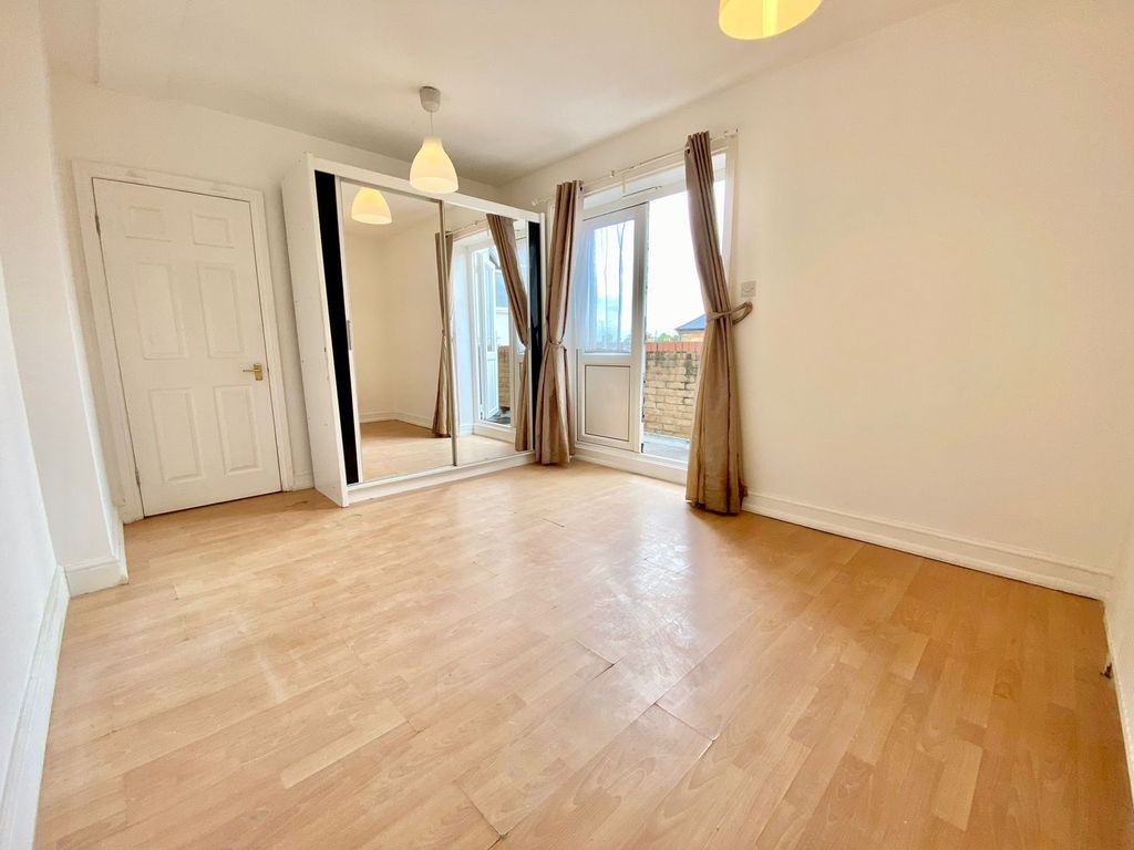 Property photo 1 of 9 Spacious 2 Bedroom Flat Property Next To Homerton Hospital