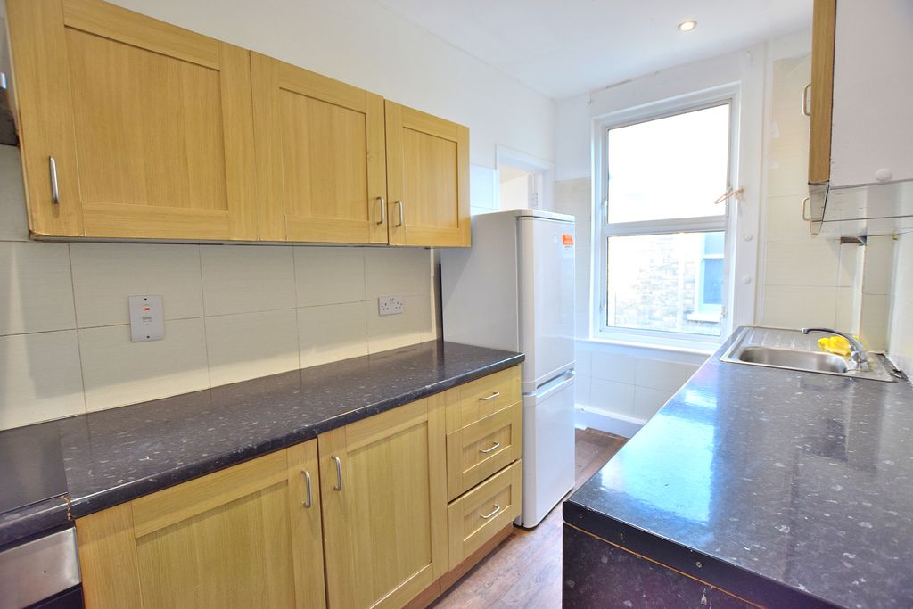 Property photo 3 of 8 Kitchen