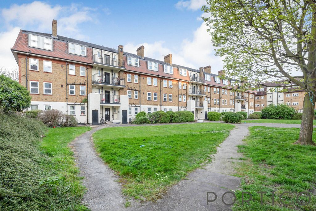 Property photo 1 of 10 Communal Gardens