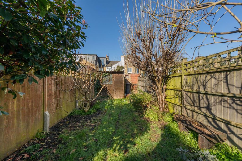 Property photo 3 of 13 Oakdale Road E11