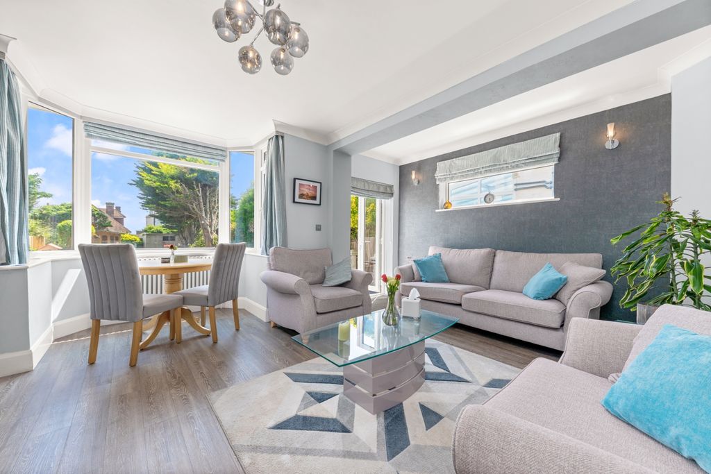 Property photo 3 of 27 10 Malvern Close Worthing-7