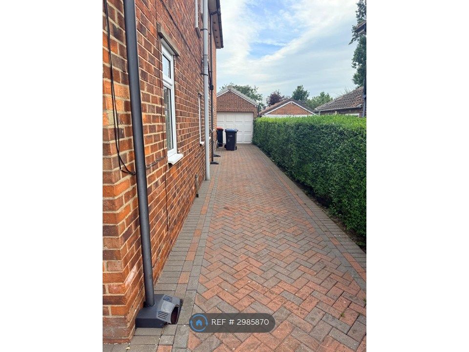 Property photo 2 of 16 Side Driveway