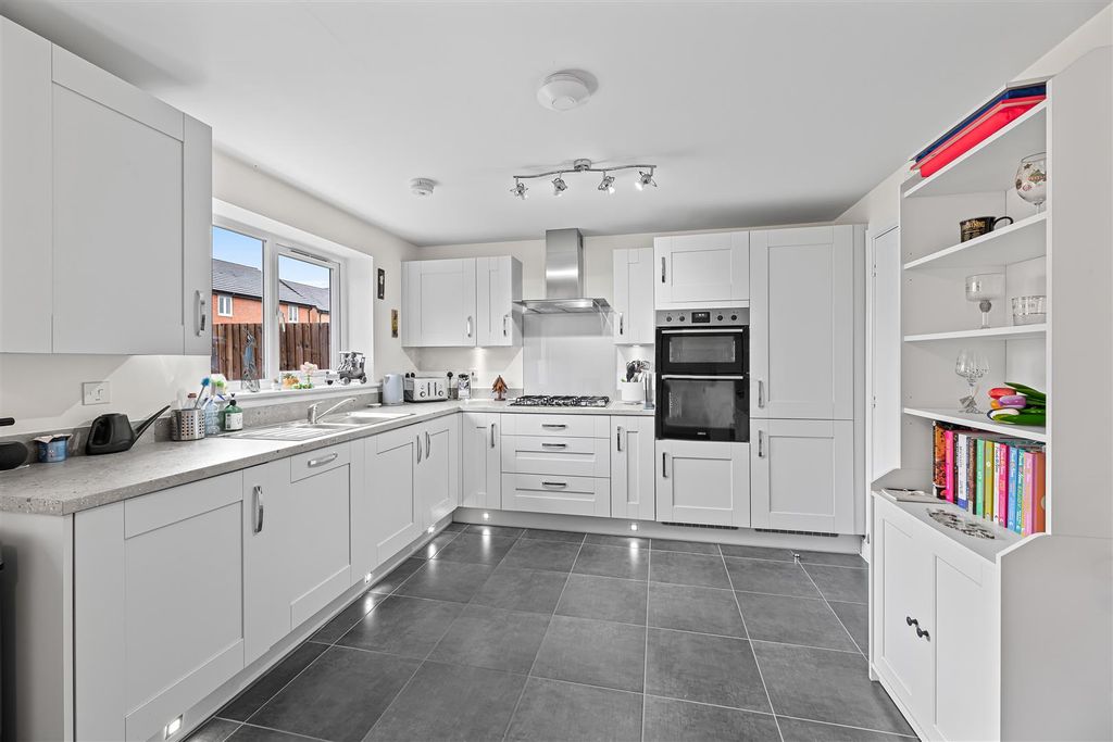 Property photo 3 of 20 Kitchen/Dining Room