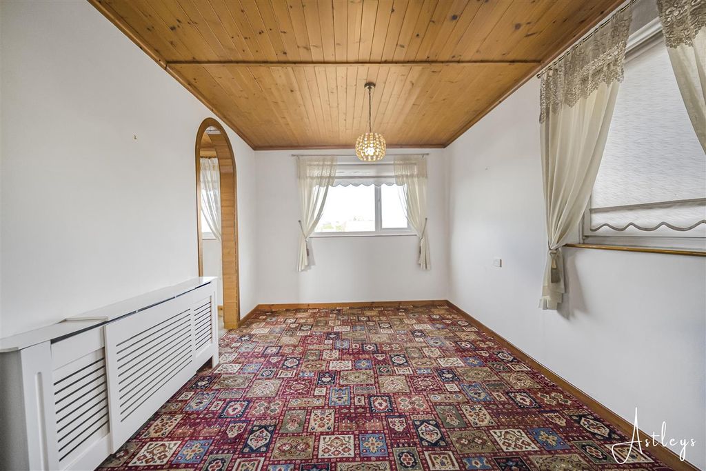 Property photo 3 of 19 Dining Room