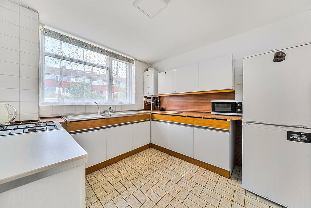 Property photo 3 of 20 Kitchen