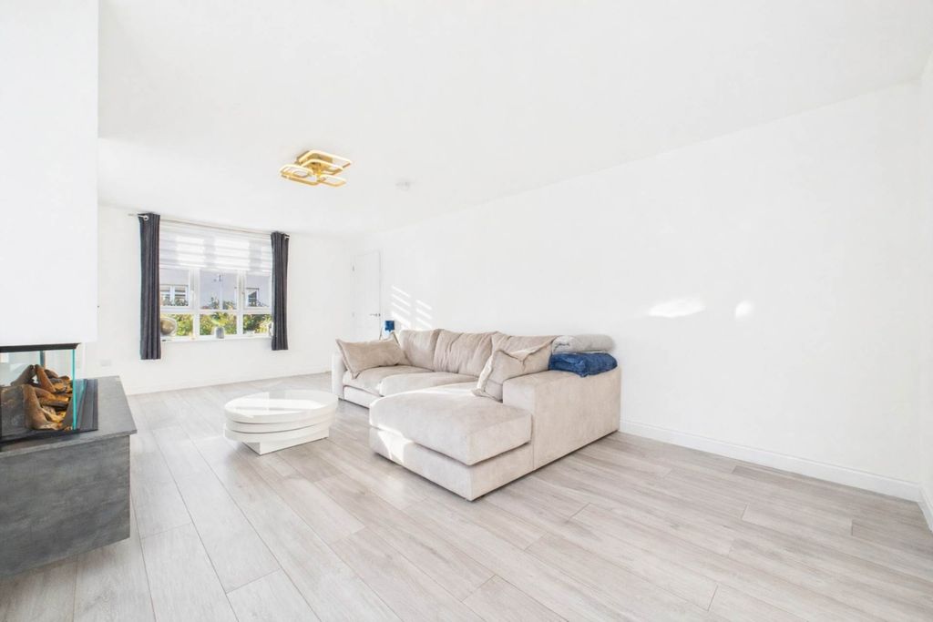 Property photo 3 of 32