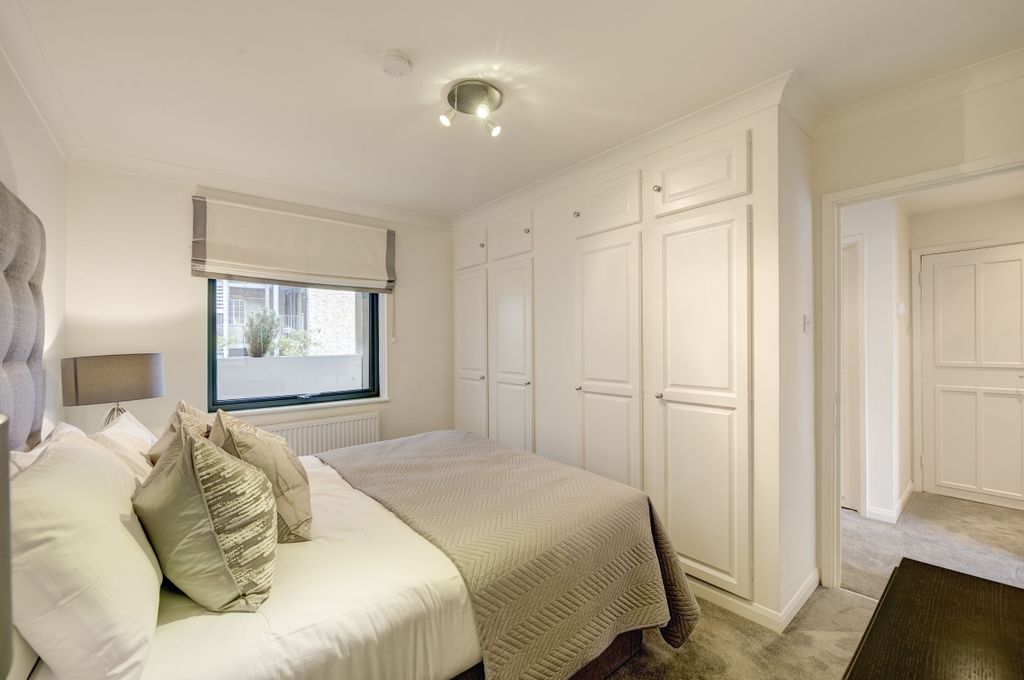 Property photo 3 of 10 6 At 161 Fulham R...