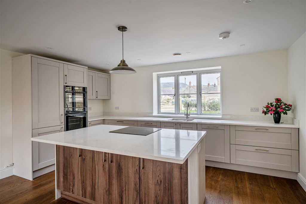 Property photo 2 of 19 Kitchen