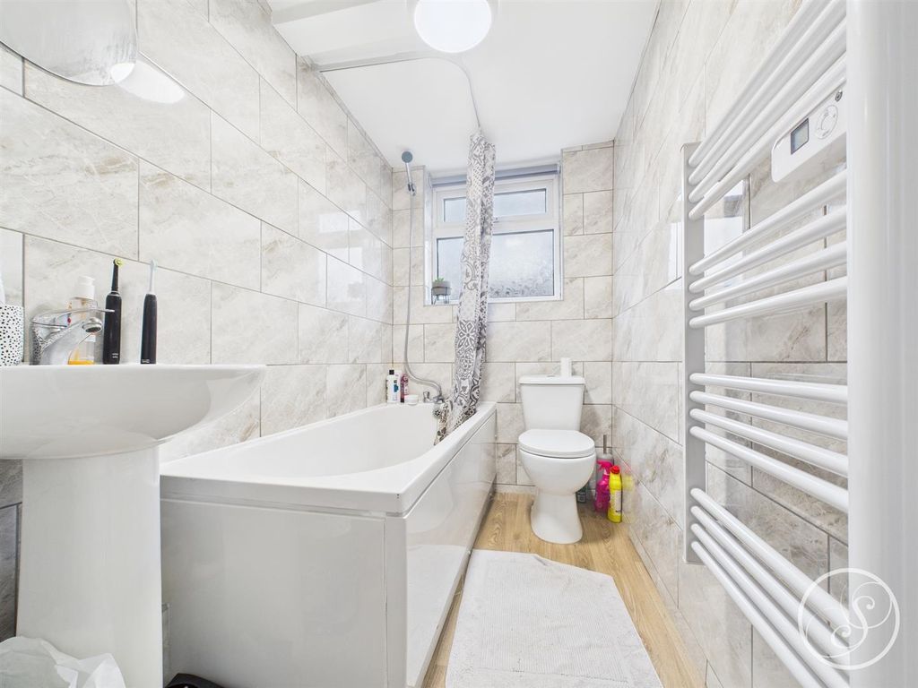 Property photo 3 of 10 Bathroom