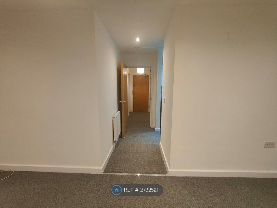 Property photo 2 of 8 Hall / Entrance