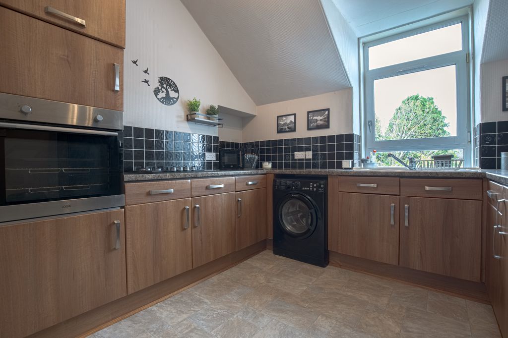 Property photo 2 of 8 Kitchenangle1