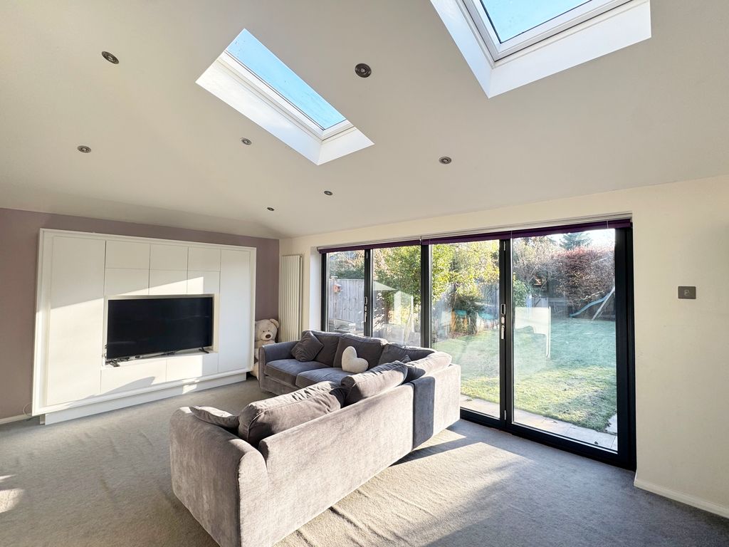 Property photo 3 of 14 Lounge