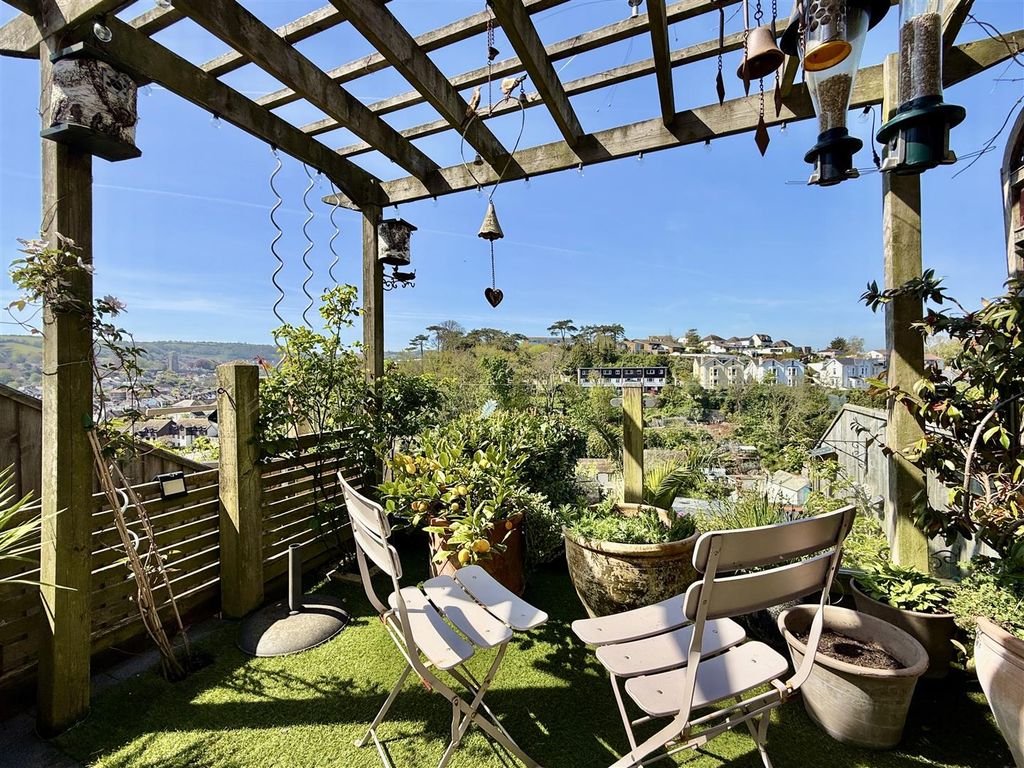Property photo 3 of 26 Upper.Garden.Level.Jpg