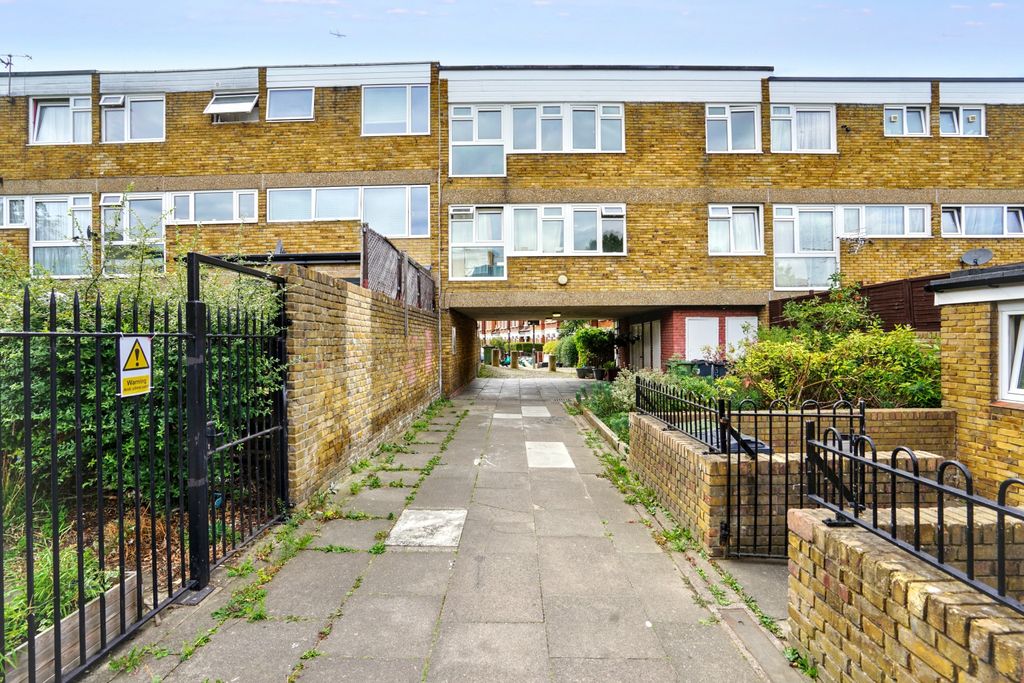 Property photo 2 of 13 26 Halsmere Road, Camberwell, London Se5 9Jq