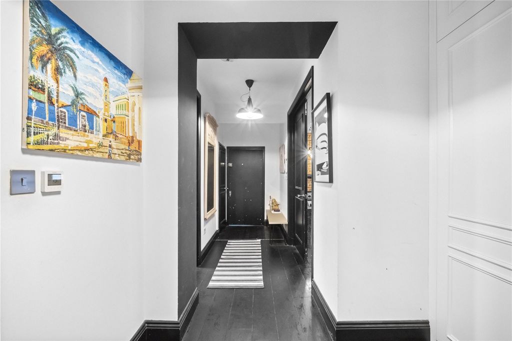 Property photo 3 of 16 Foyer