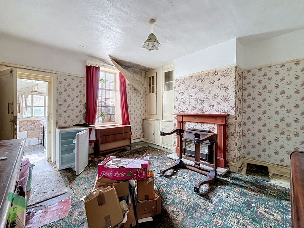 Property photo 3 of 11 Living Room