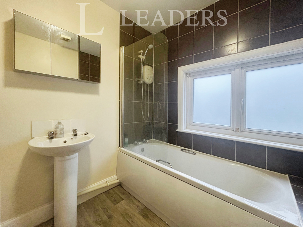 Property photo 2 of 7 Bath