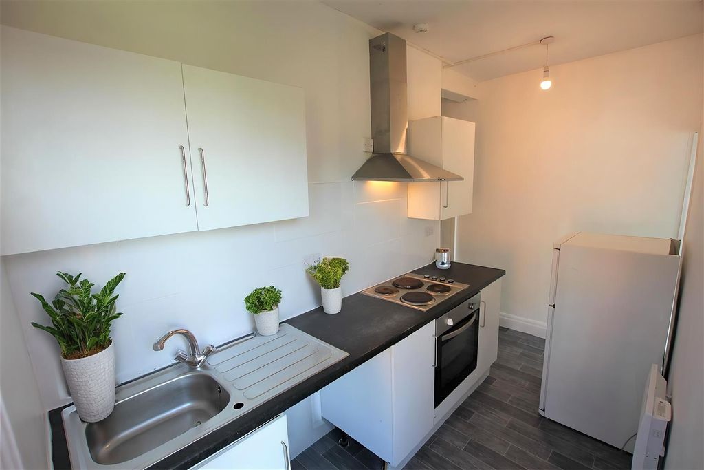 Property photo 2 of 11 Nt46Ueckgkqezynnzbgwoq - Kitchen - Standard - 4.Jpg