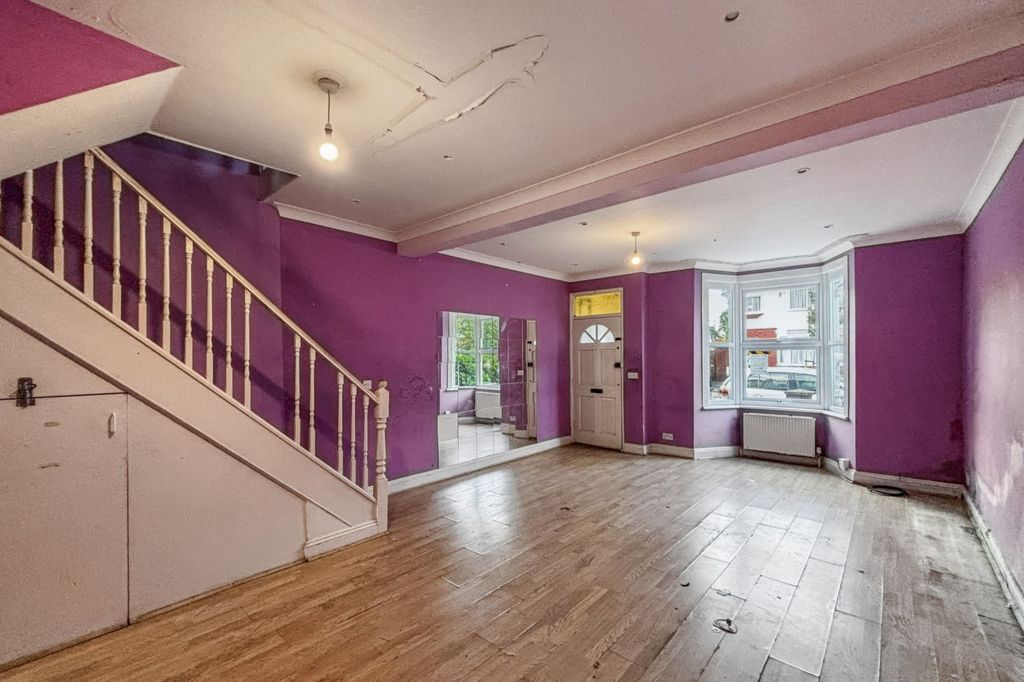 Property photo 2 of 14 62 Cavendish Road, Edmonton, London N18 2Ls