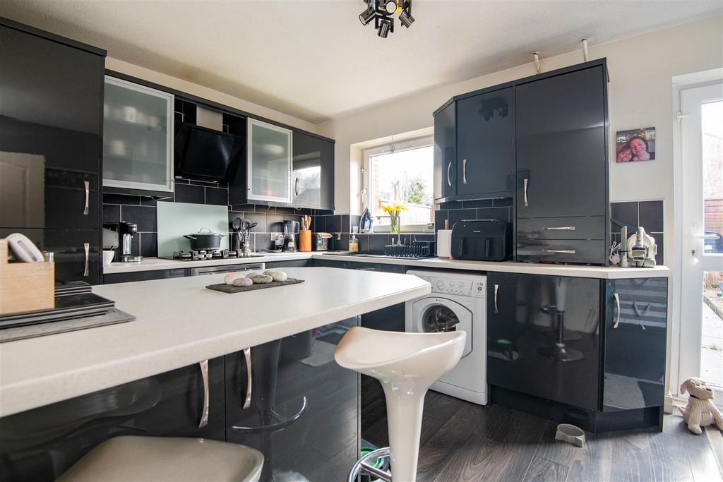 Property photo 3 of 11 Kitchen