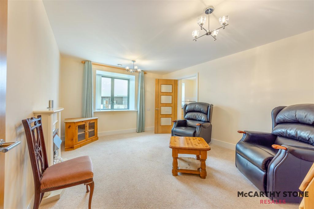 Property photo 2 of 19 8627410-Interior01.Jpg