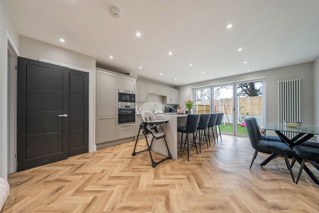 Property photo 3 of 19 Kitchen