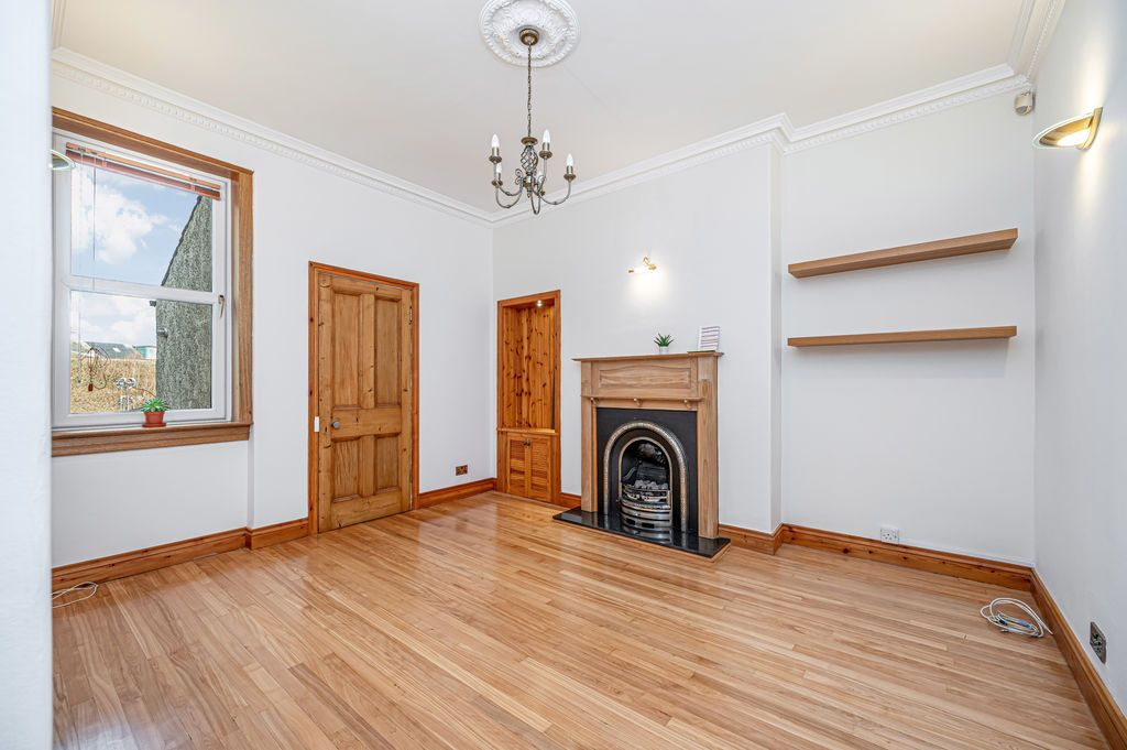 Property photo 3 of 18 Lounge