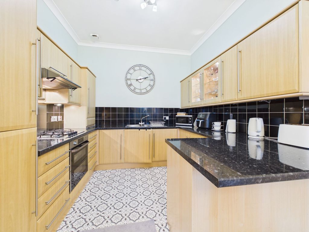 Property photo 3 of 11 Kitchen