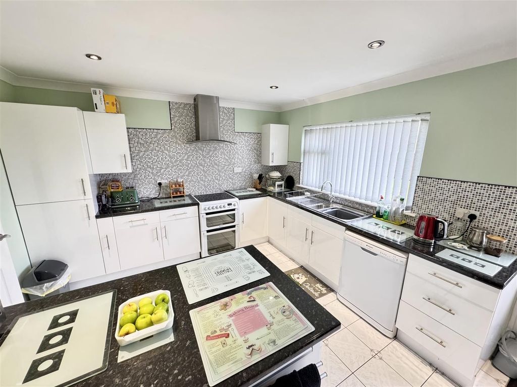 Property photo 3 of 31 Kitchen