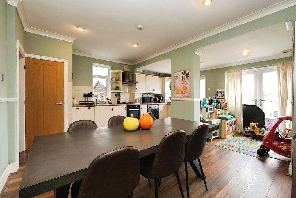 Property photo 3 of 19 Pbox-Img.Jpeg