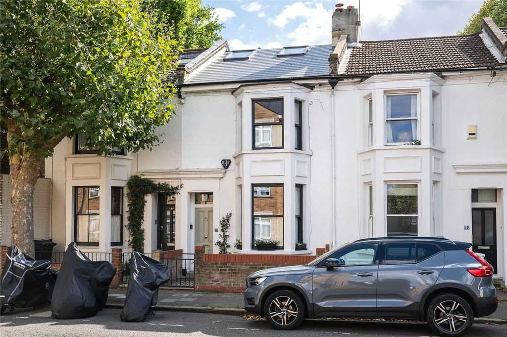 Property photo 3 of 19 Balcorne Street, E9