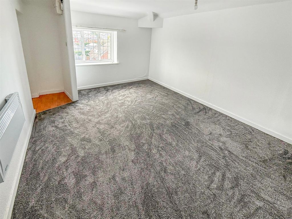 Property photo 3 of 8 Lounge