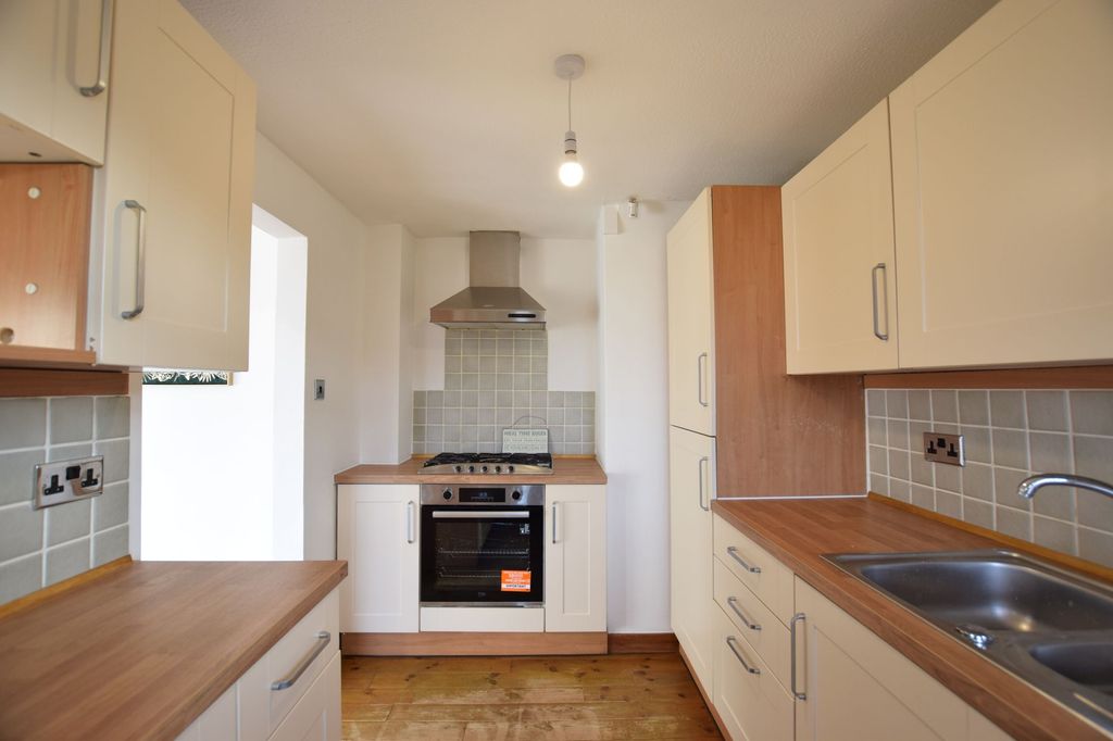 Property photo 2 of 11 Kitchen