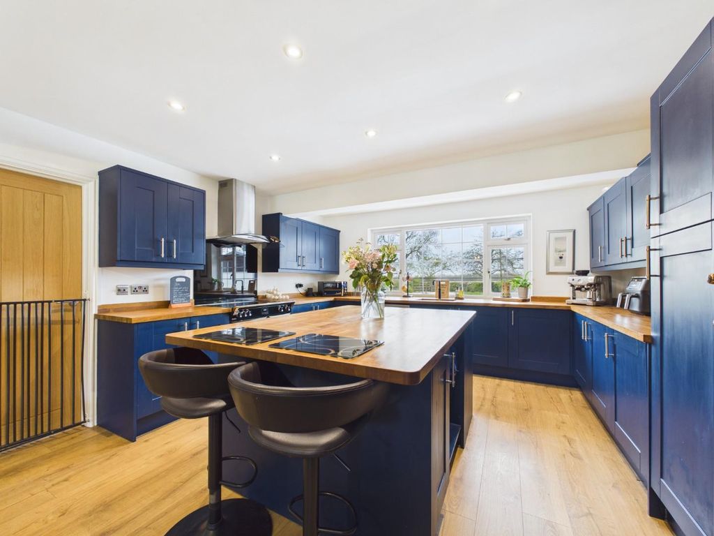 Property photo 3 of 25 Cam05010G0-Pr0061-Still018.Jpg