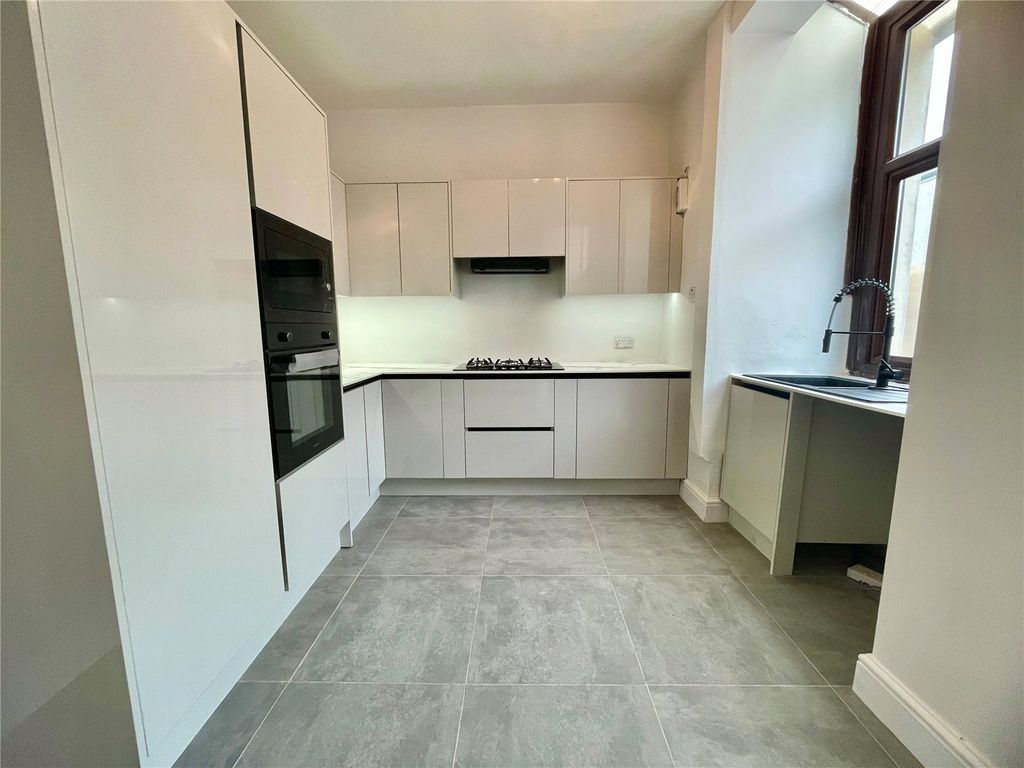 Property photo 1 of 11 Kitchen